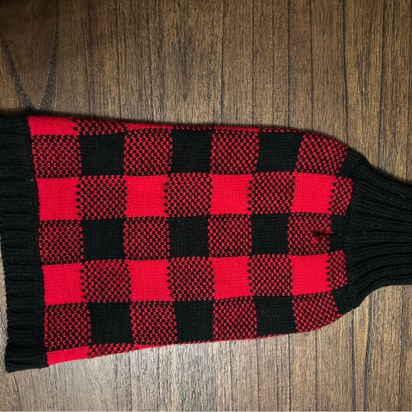 Two dog sweaters. Buffalo Plaid and Green - Picture 2 of 5